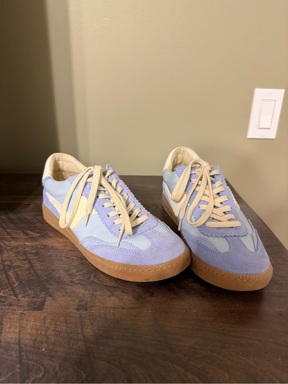 Sneakers - Picture 2 of 6